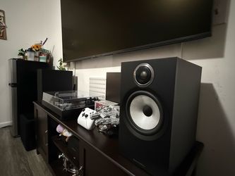 Pair of Bowers and Wilkins 606 S3