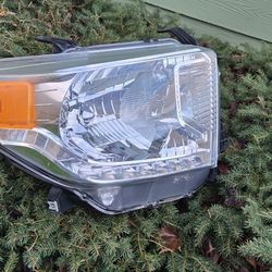 2014-2021 Toyota Tundra R/H headlight OEM 