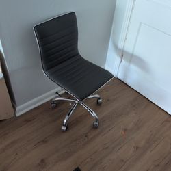 Rolling Chair. In Perfect Condition. 