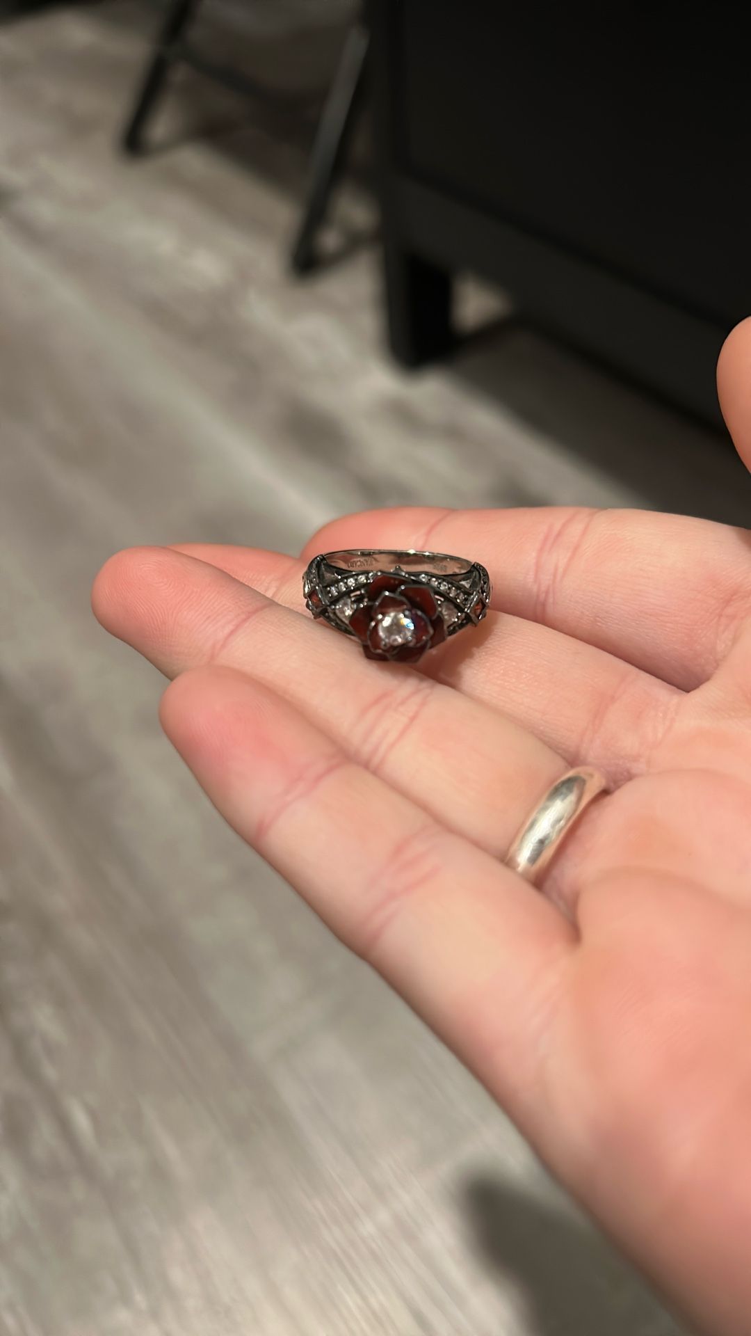 Red Vancaro rose ring