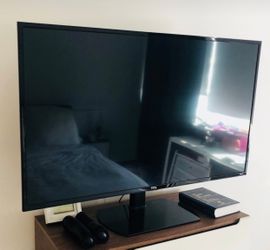 TCL - Smart ROKU TV - 4 K - 49’- Like New