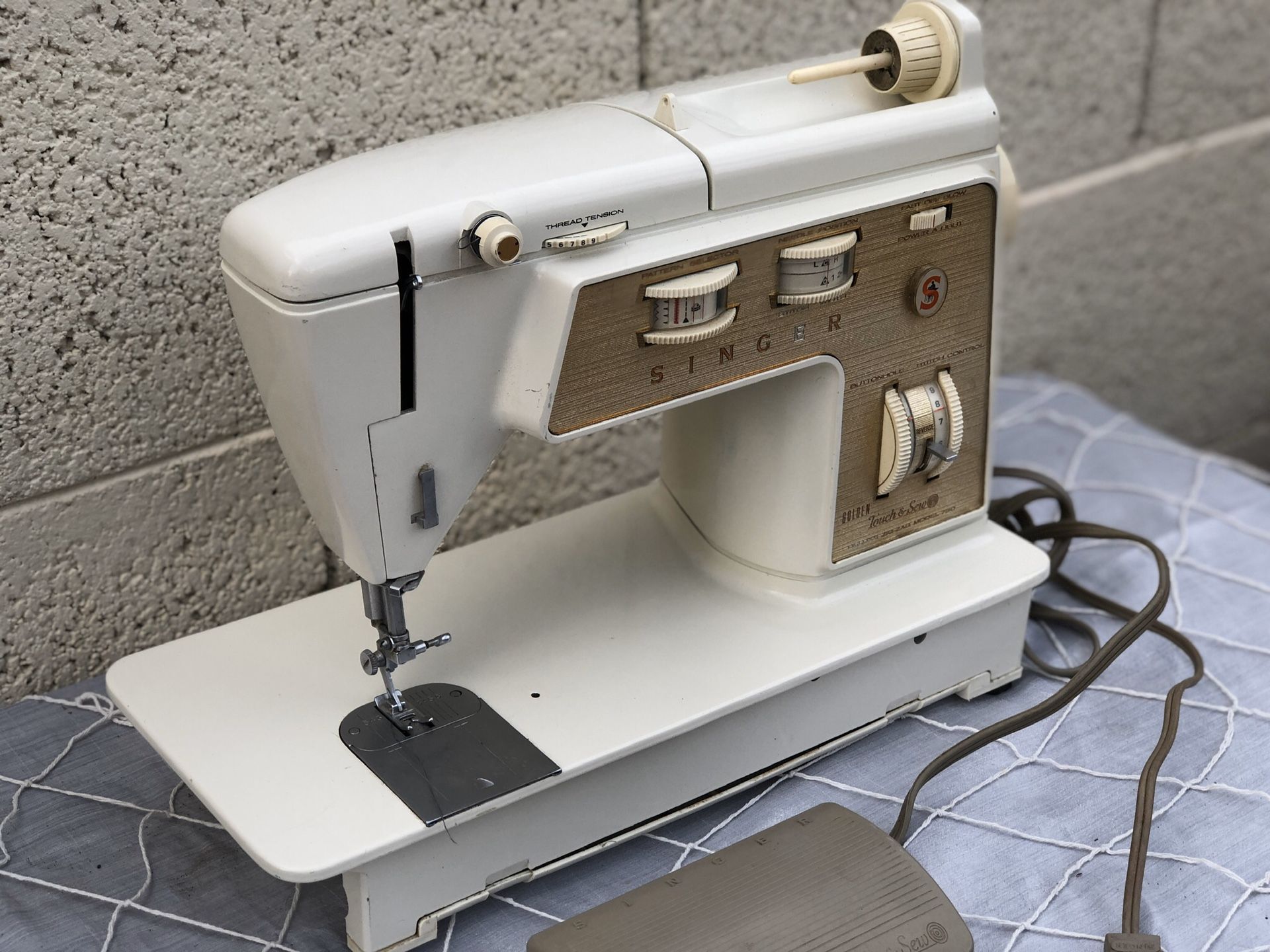 Vintage Singer TOUCH & SEW Deluxe ZigZag (Model 750) With Foot Petal