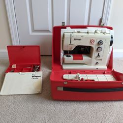 Bernina 830 Sewing Machine w/ Case