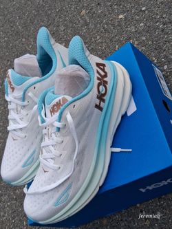 ​New Women's Hoka Clifton 9 – Size 8.5 (White/Ice Blue/Bronze)