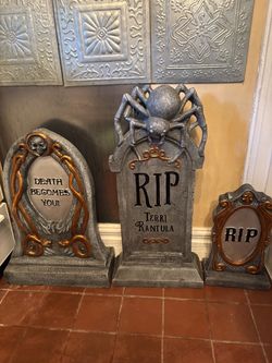 Halloween 3-very heavy cast tombstones
