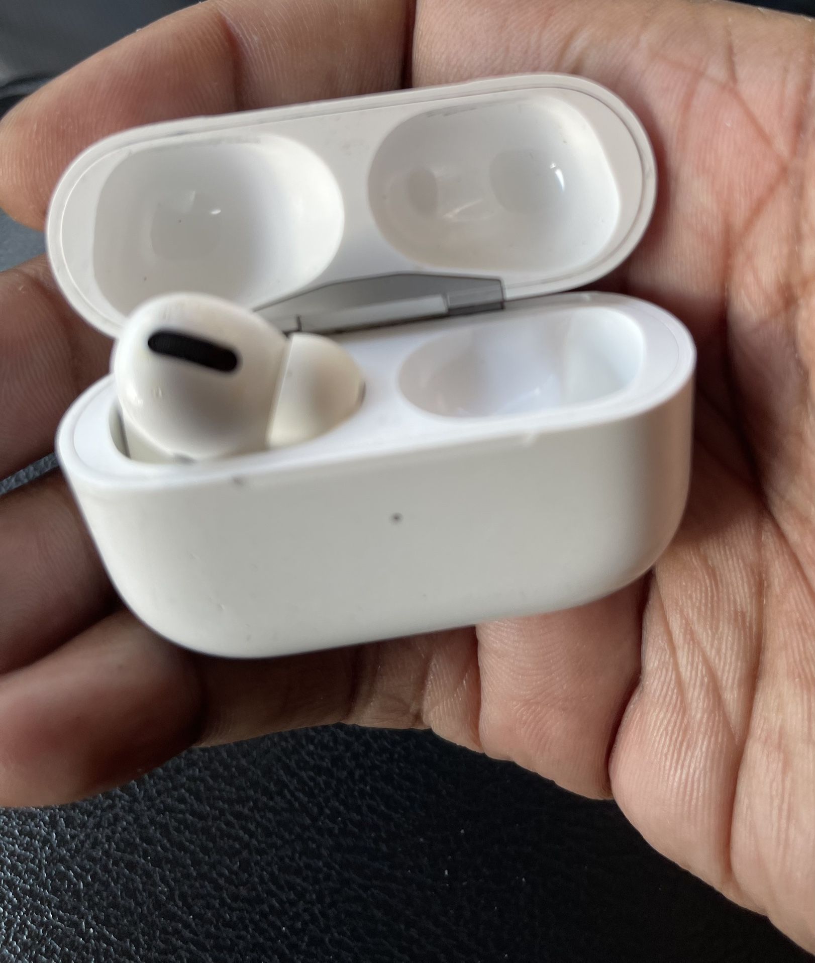 AIRPODS PRO GEN 1 (MODEL: A2084) Works Great Left Bud & Case