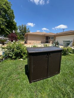 Suncast storage cabinet shed 70 $$ like new (FREE DELIVERY)🚚