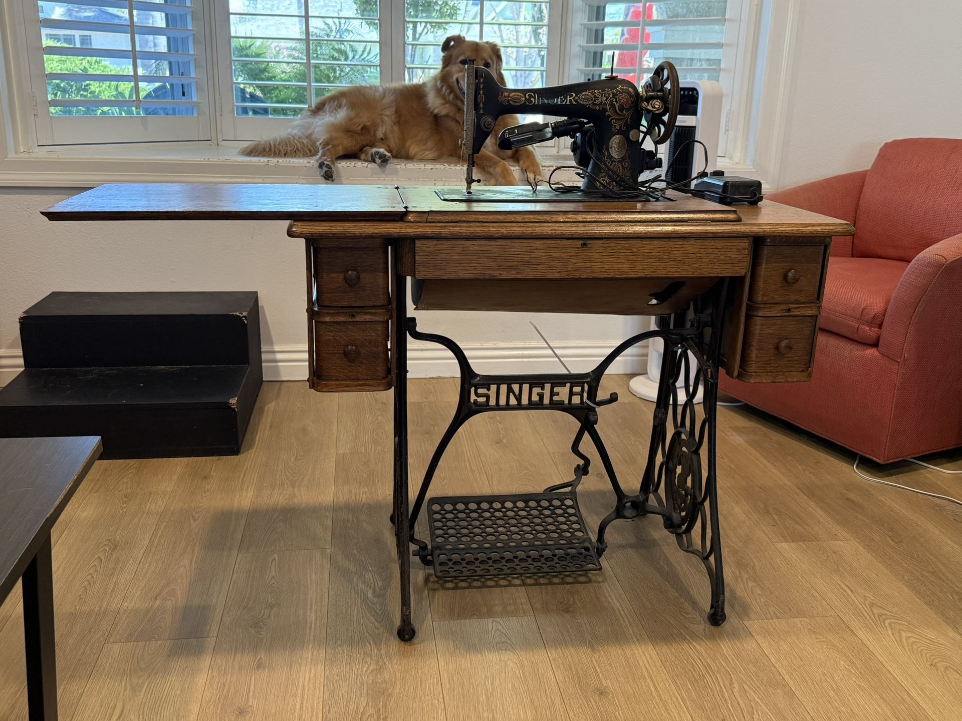1910 Antique Singer Sewing Machine