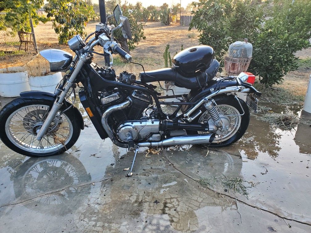 2006 Suzuki motorcycle for parts or rebuild.