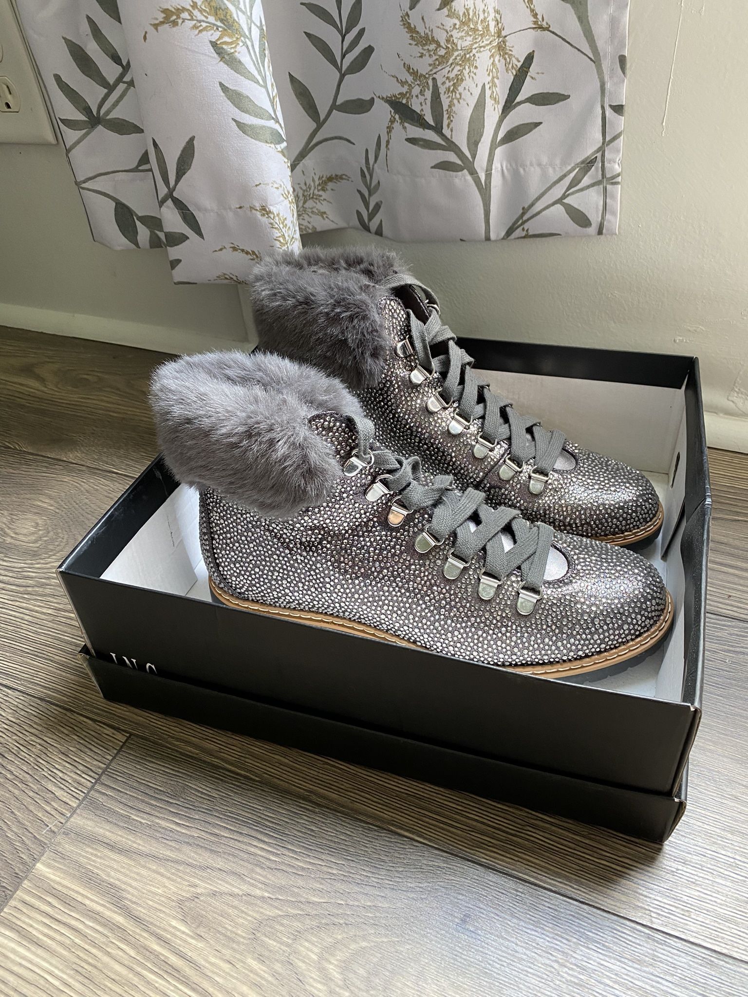 Women’s Rhinestone Booties Shoes With Fur Size 9
