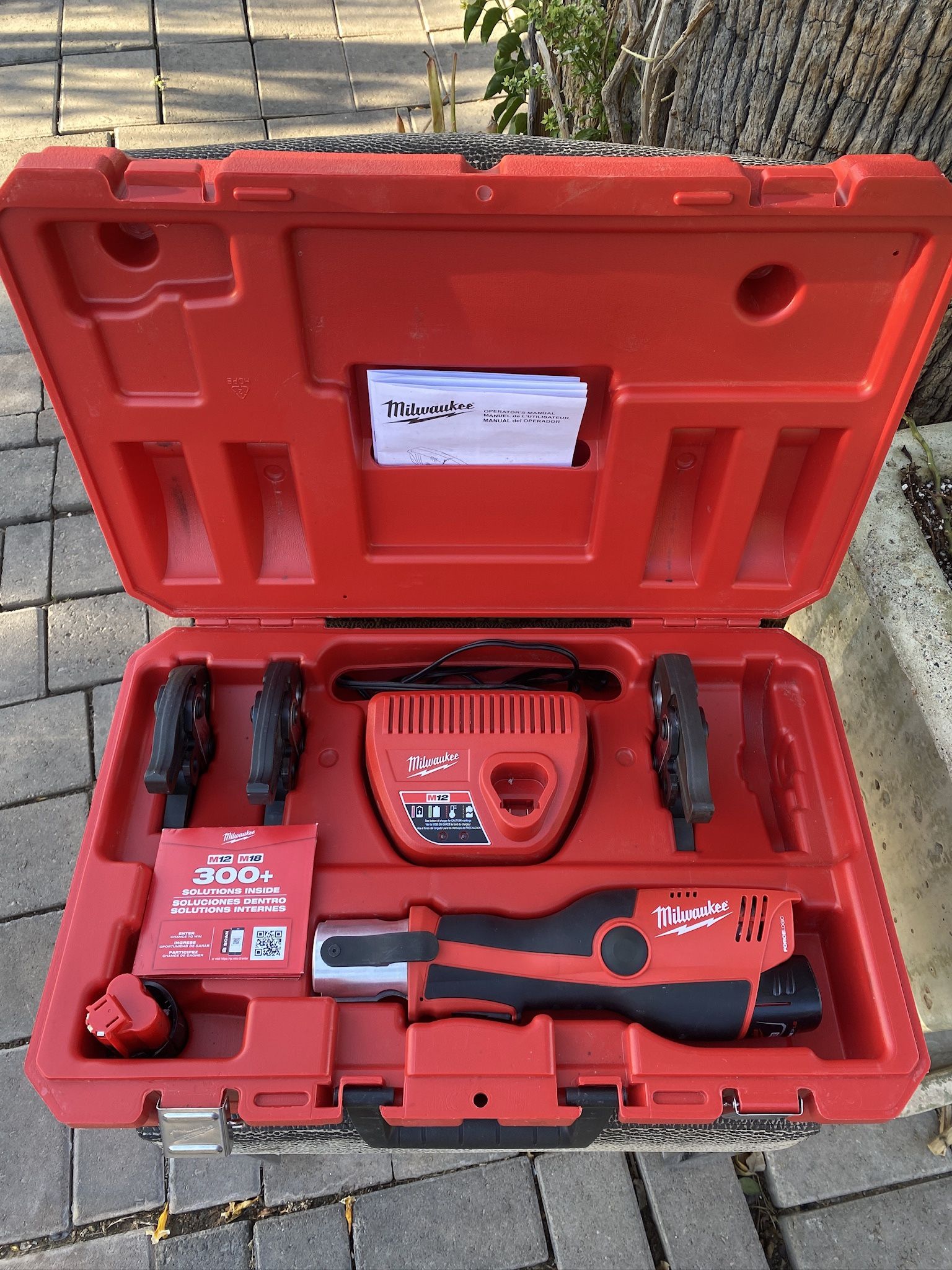 Milwaukee M12 12-Volt Lithium-lon Force Logic Cordless Press Tool Kit (3 Jaws Included) with Two 1.5 Batteries And Charger