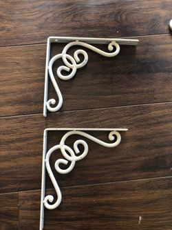 Ornate shelf bracket - white scroll