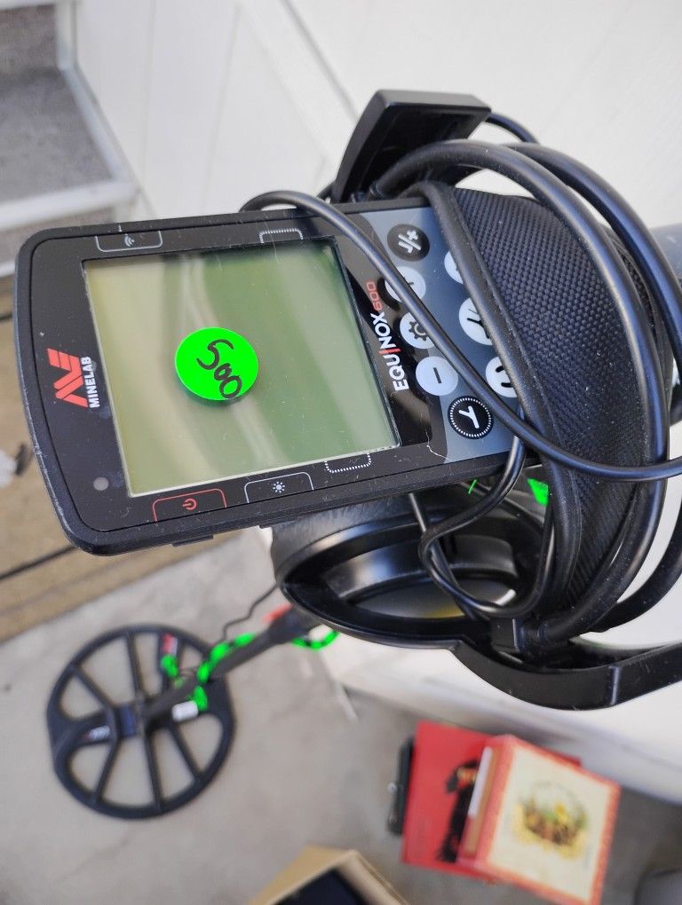 Minelab Equinox 600 Metal Detector LookLookLook