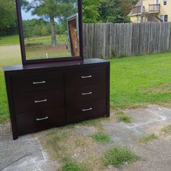 Dresser with mirror in Excellent condition