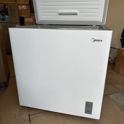 Midea 7.0 Cu Ft Chest Freezer MRCO7M8AWW Low Noise Works Perfectly 