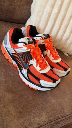 Nike Vomero   (Men Size 9.5)