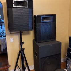 2 Elite Speakers And 1 Bass speaker 1 Stand