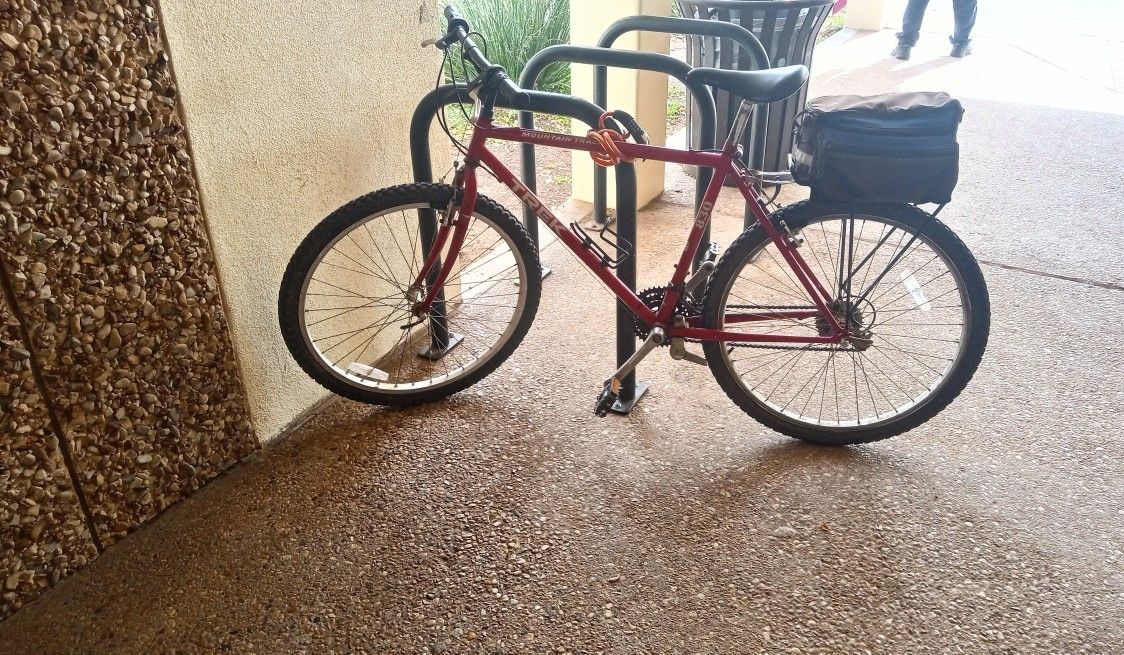 TREK 830 MOUNTAIN BIKE. VERY NICE. MUST SELL TODAY $150 OBO