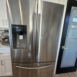Samsung 24.6 French Door fridge W/ Ice Maker And Water Dispenser Good Condition, minor Problems Great Price!