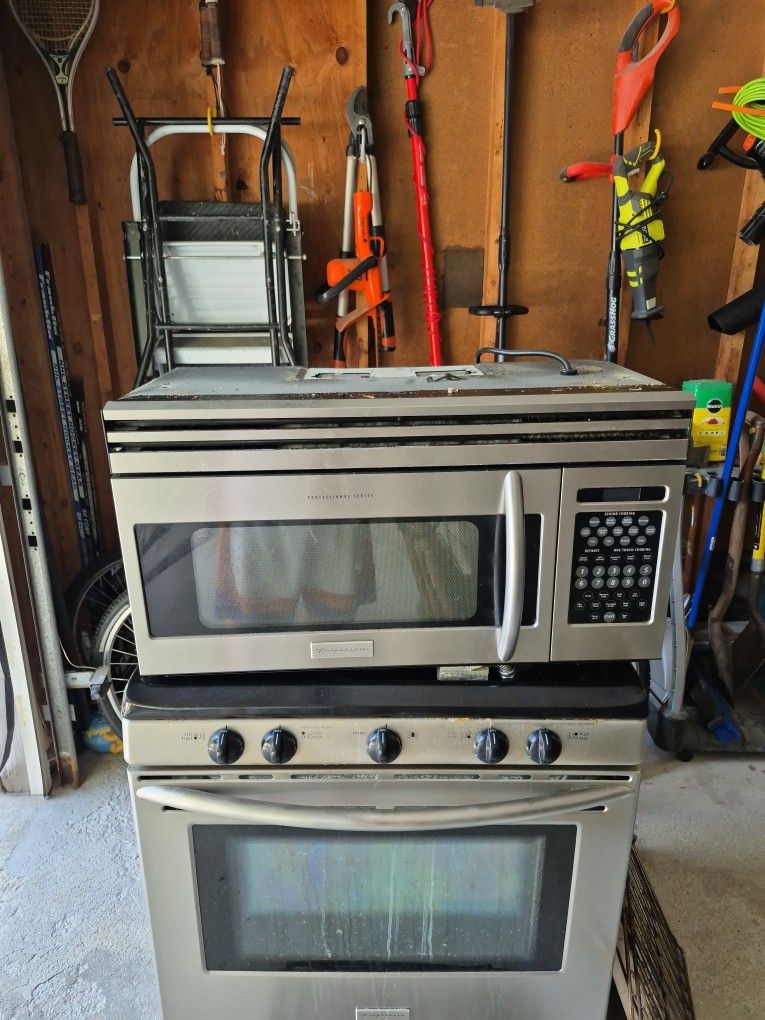 Over the stove Frigidaire microwave