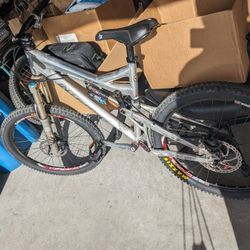 Intense 6.6  DH / XC Mountain Bike  (Fox / Chris King / Thompson / Maxxis)