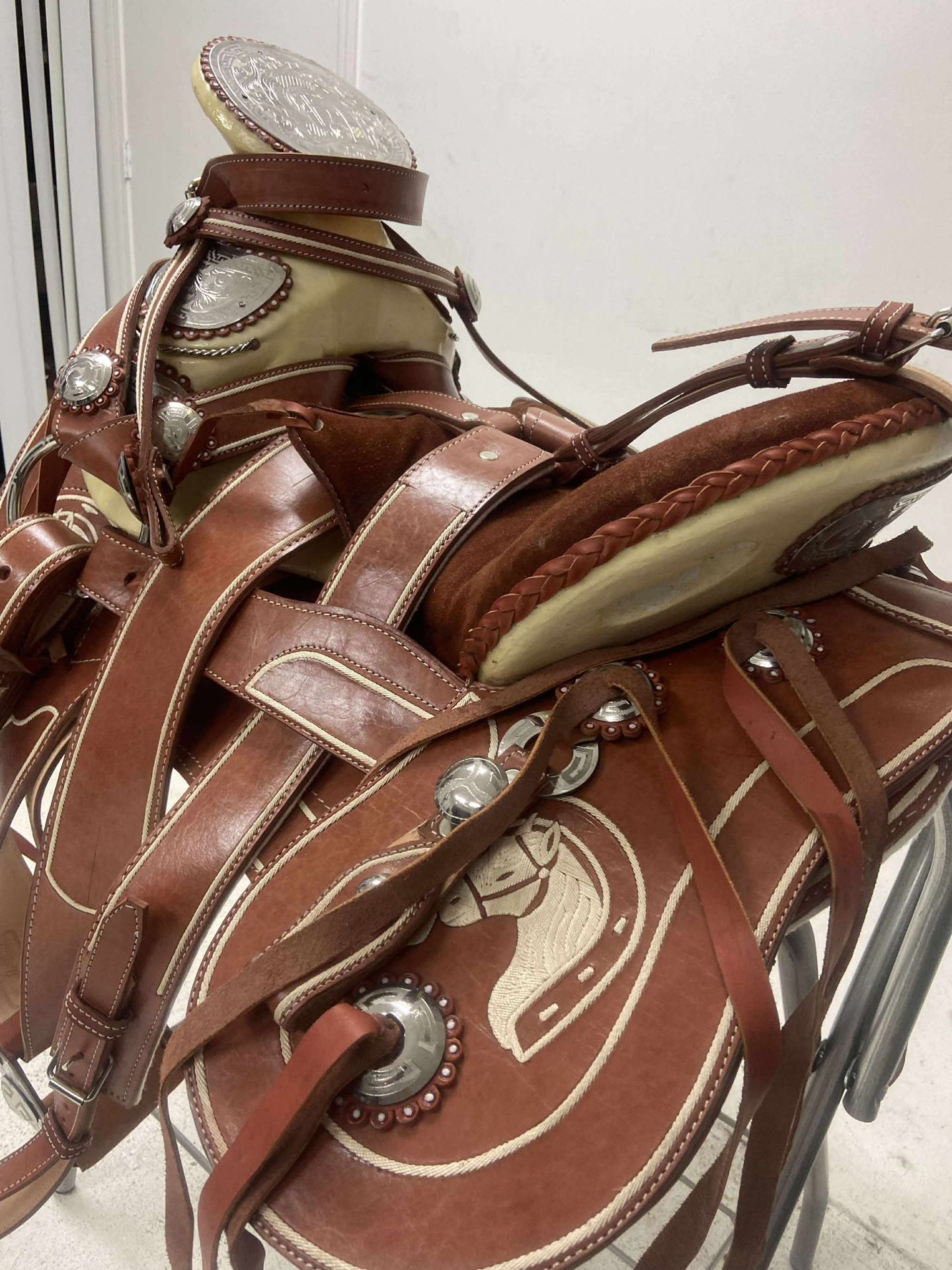 Nueva montura charra Pitiada original con Herrage y medio fuste plateado