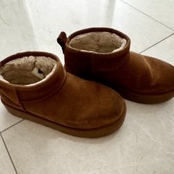 UGG Classic Ultra mini platform -SOLD Pending pick Up