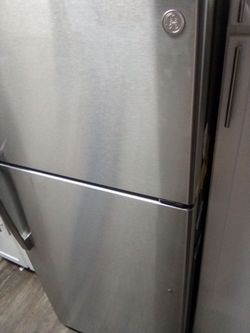 GE refrigerator/ freezer