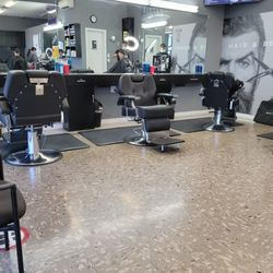 Se Buscan Barberos Y Cosmetologas