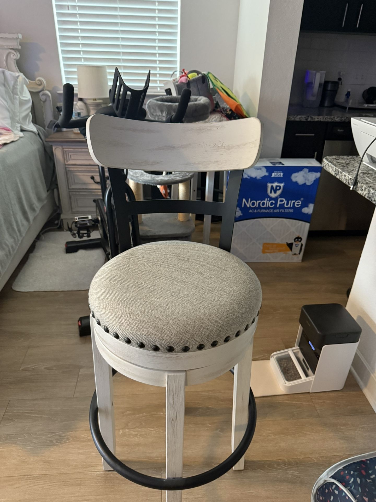 Ashleys Valebeck Bar Height Upholstered Swivel Bar Stool with Contoured Back