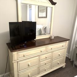 Rooms 2 Go Dresser And Mirror