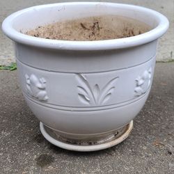 Nice White Ceramic Flower Pot With Built In Tray And Frog Design 
