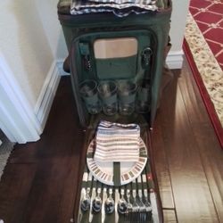 Picnic Time Avalanche Rolling Picnic Cooler