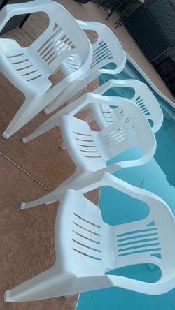 Title Set of 5 White Plastic Patio Chairs – Stackable Outdoor Seating