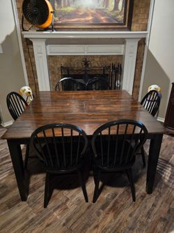 Beautiful kitchen dining table w/ leaf & 6 chairs
