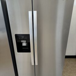 Whirlpool 33” W Stainless Steel Refrigerator W Ice & Water 
