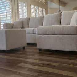 New. Seccional    With Ottoman 