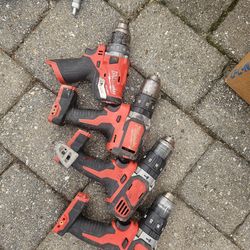 4 drills . Son 3 de 18V y 1 de 12V