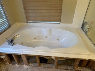 Fully Functioning Kohler Whirlpool Bathtub