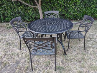 Outdoor patio table and 4 chairs