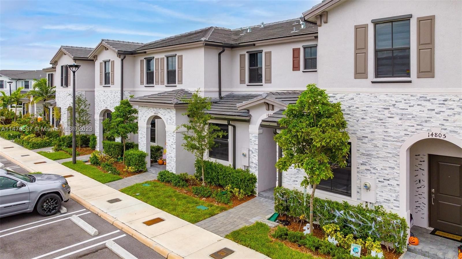3 Bed/3 Bath Modern Townhome in Miami Prime Location with Turnpike