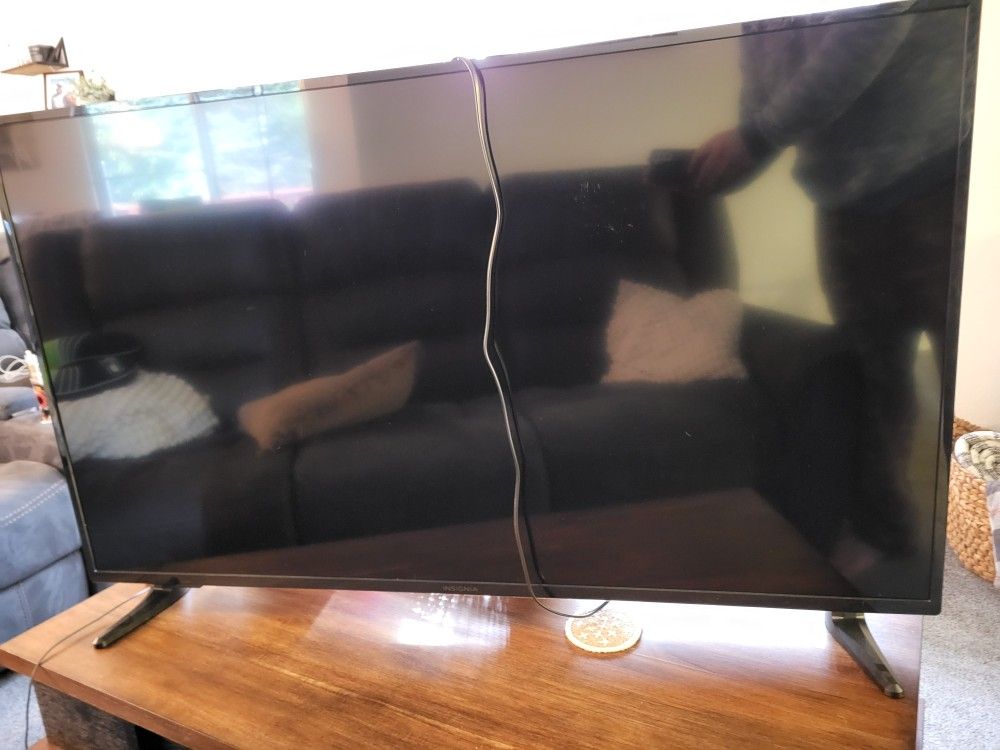 Insignia 55" LCD Smart TV W/ Remote *picture not working*