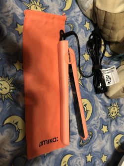 Amika hair straightener