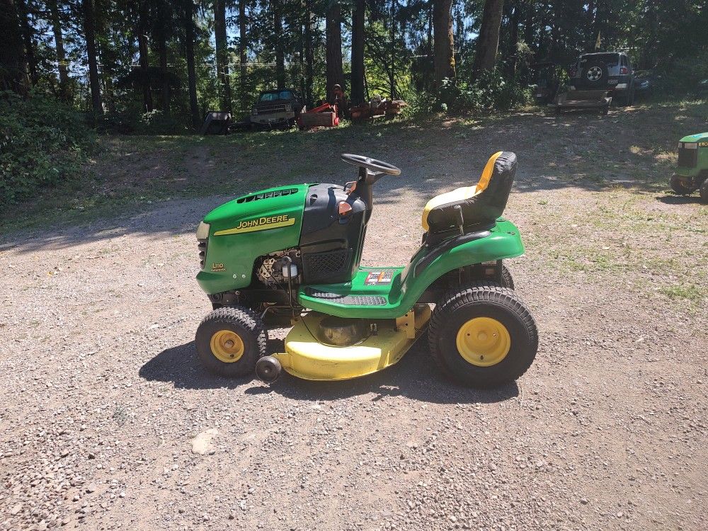 JOHN DEERE RIDING LAWNMOWER L110