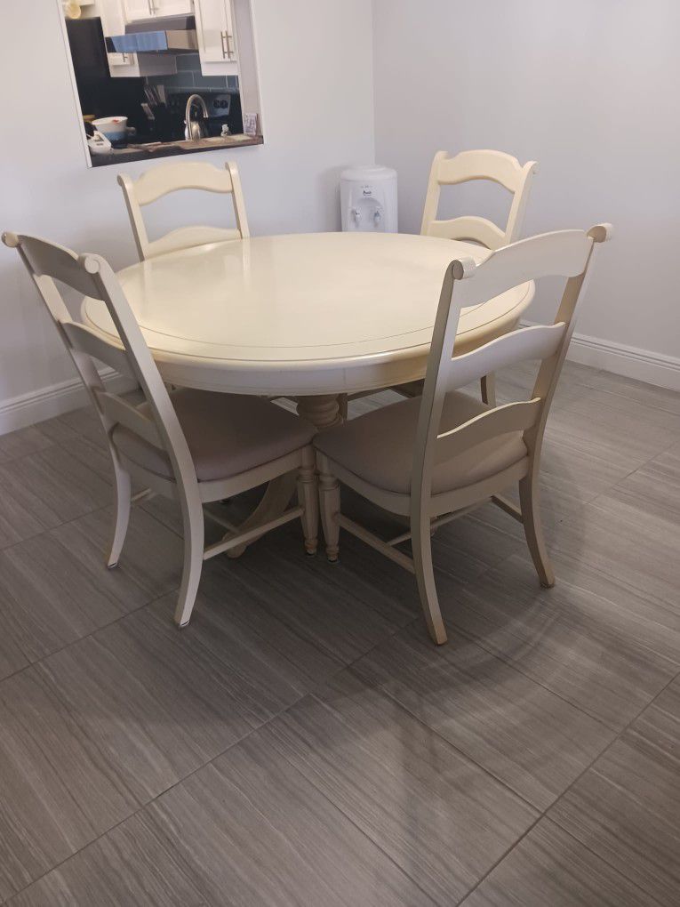 Round Dining Room Table With 4 Matching Chairs