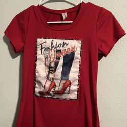 Ladies T-shirt Size Small (4-6) Color red