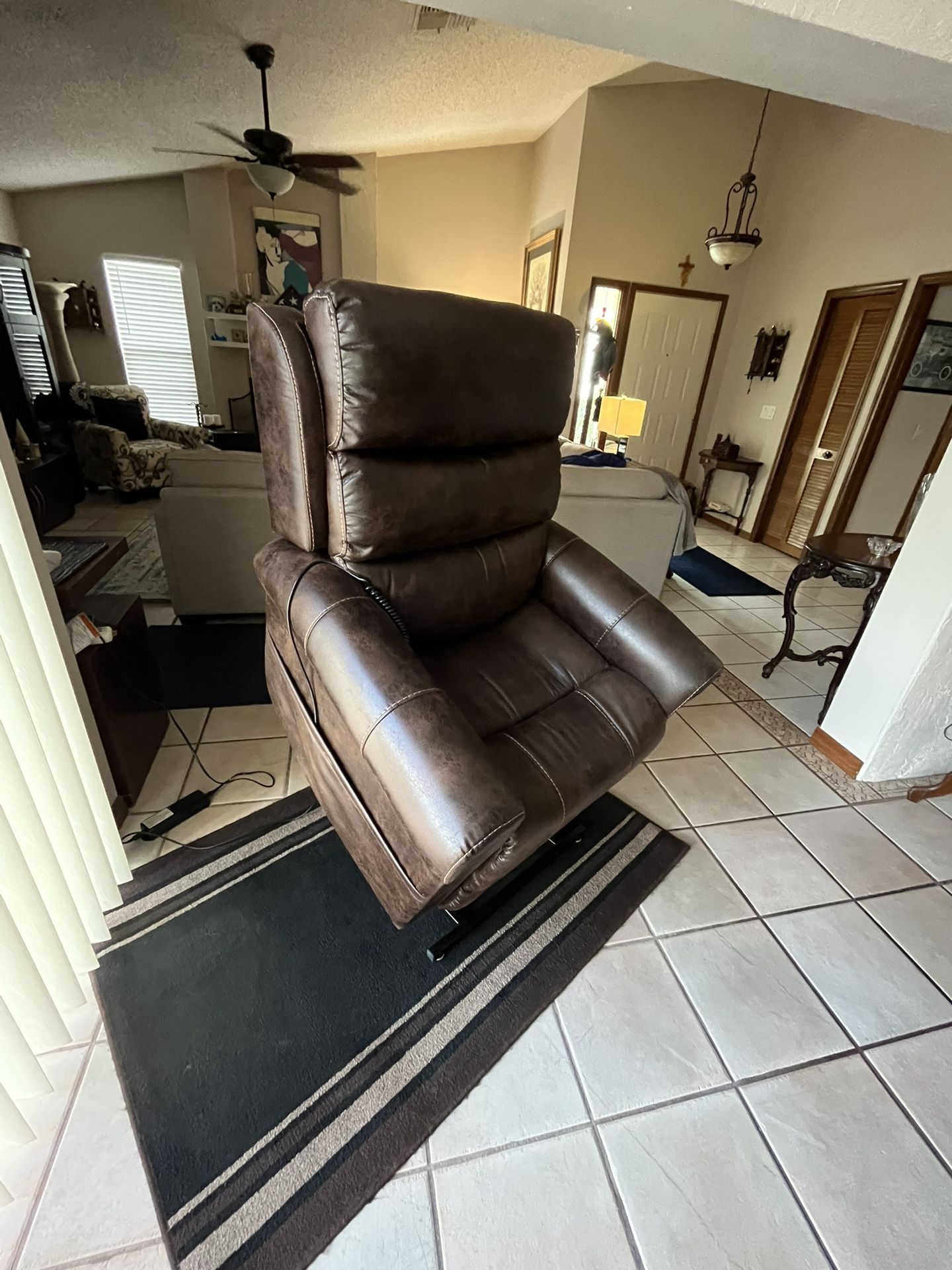 HAVERTYS BROWN REAL SOFT LEATHER POWER LIFT CHAIR RECLINER CLEAN AND COMFORTABLE ADJ HEADREST AND LUMBAR COVERED 7 MONTHS OLD BEARLY USED
