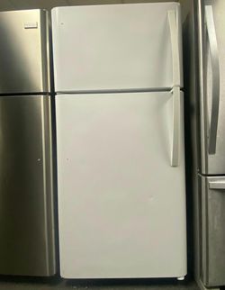 White Top Mount Refrigerator in Good Condition with Adjustable Shelves
