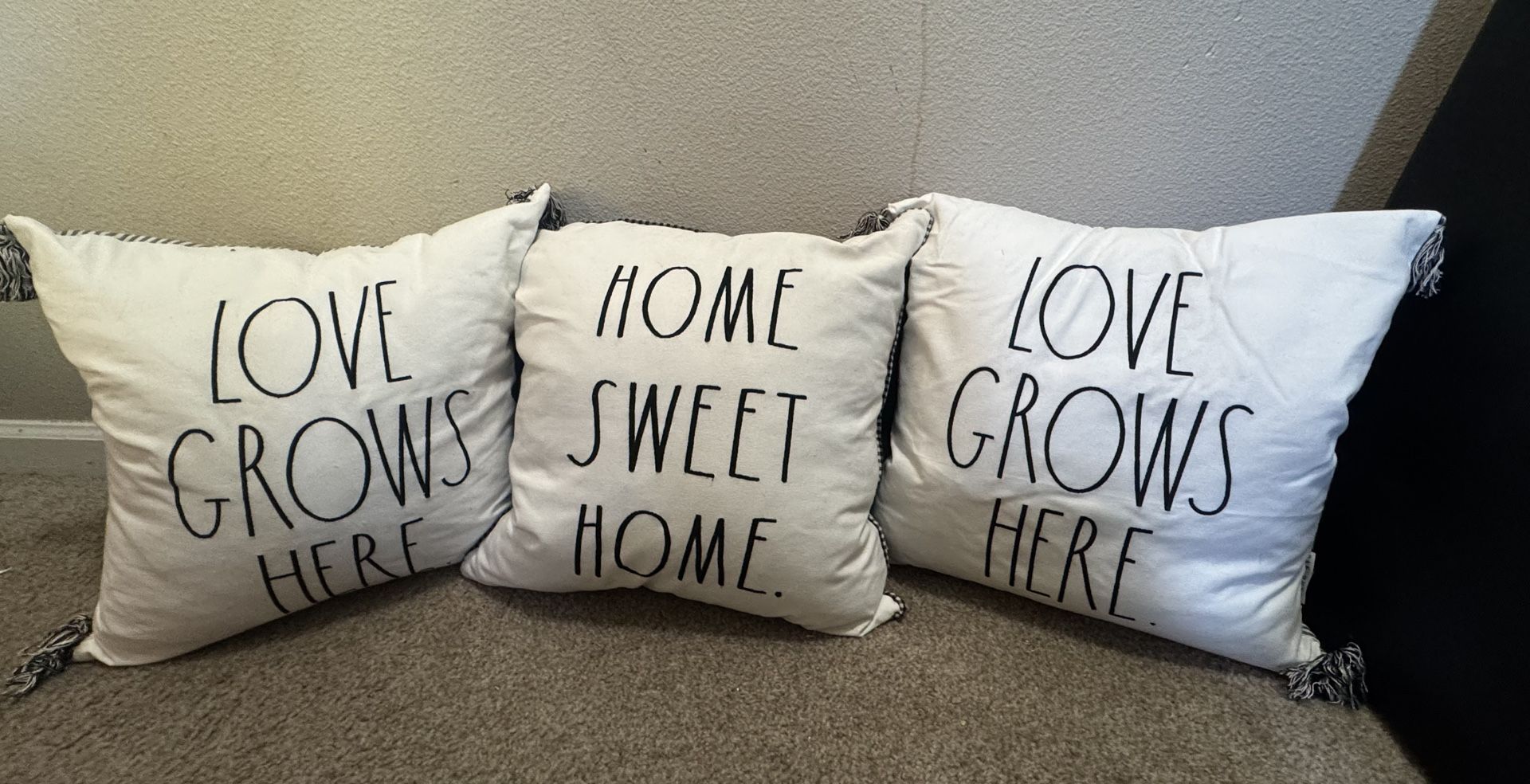 3 Decorative pillows