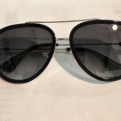 Gucci Women’s sunglasses With Case 